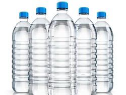 Ilmuwan Ungkap Bahaya Minum Air Mineral dari Botol Plastik