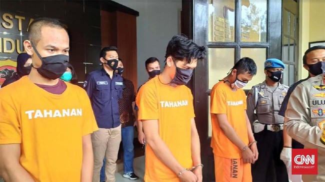 Youtuber Ferdian Paleka dan kawan-kawan dijerat UU ITE dalam kasus prank sembako berisi sampah melalui akun youtube-nya.