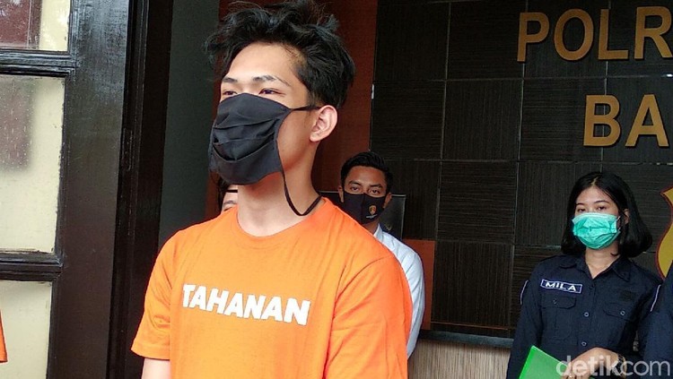 YouTuber Ferdian Paleka berhasil ditangkap polisi usai kabur beberapa hari. Kini ia berbaju tahanan usai ditangkap pada Jumat (8/5/2020) dini hari oleh tim gabungan dari tim khusus Direktorat Reserse Kriminal Umum dan Resmob Polrestabes Bandung, Ini penampilan Ferdian Usai Jadi Tersangka.