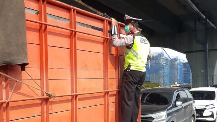 Polisi panjat truk cek penyelundupan pemudik Polisi panjat truk cek penyelundupan pemudik