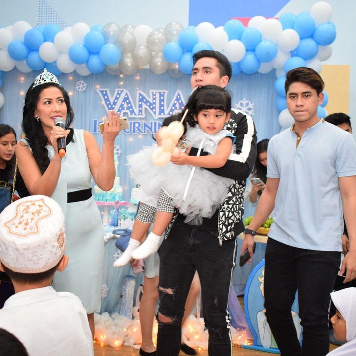 <p>Beberapa waktu lalu, Venna menyiapkan pesta ulang tahun untuk putrinya, Vania. Verrell dan Athalla tampak menjaga adik mereka nih. (Foto: Instagram @vennamelindareal)</p>