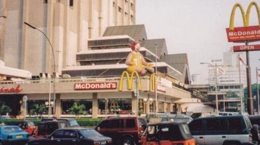 img-title Foto Lawas Muhammad Ali Kunjungi McDonald's Sarinah Viral Lagi