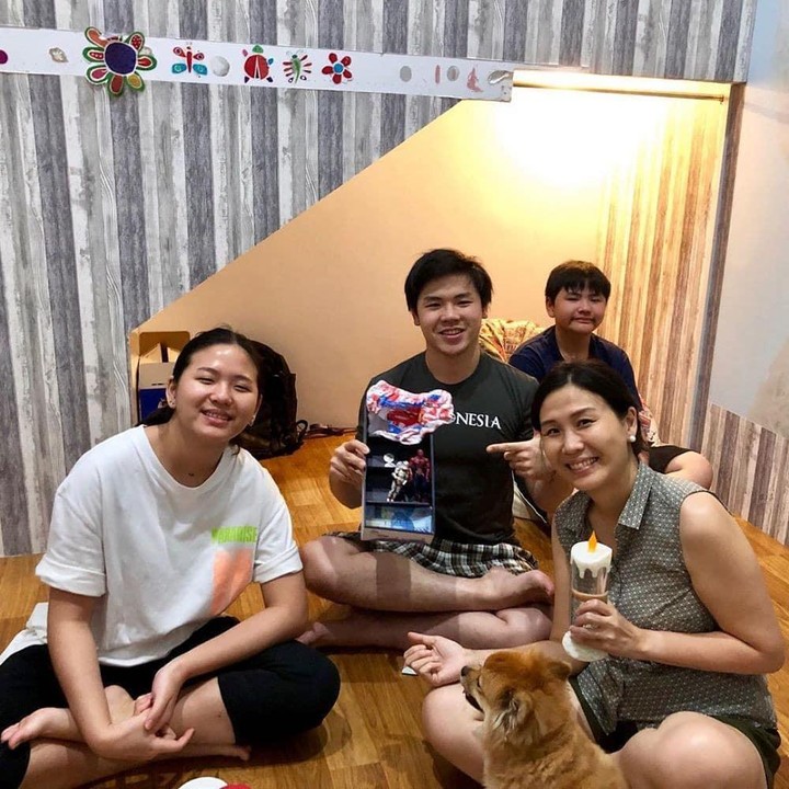 <p>Bersantai di rumah bareng Sean, Nathania, dan Daud menikmati waktu bersama-sama. Veronica pun tersenyum ceria dengan gaya busana yang simple. (Foto: Instagram @sahabatvero)</p>