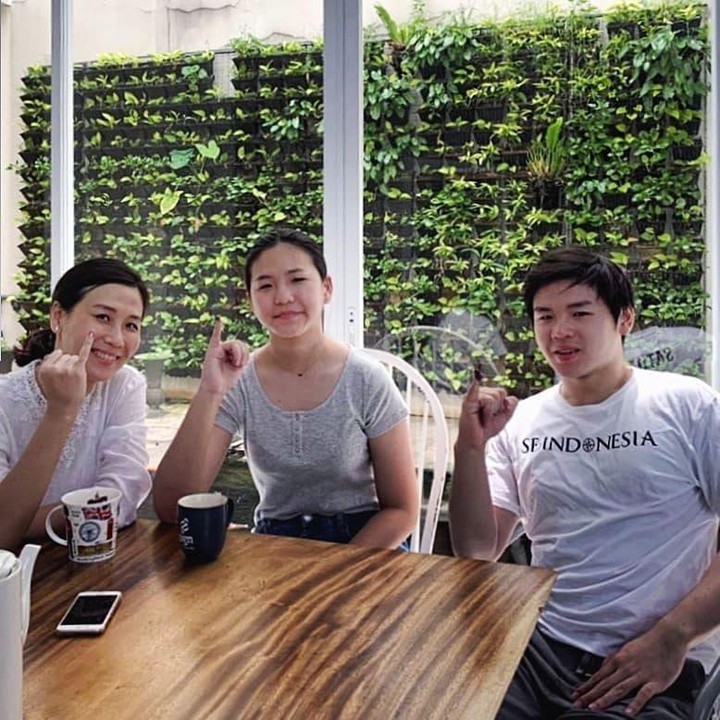 <p>Veronica bersama Nathania dan Sean pamer jari biru nih. Kira-kira habis pemilu atau pilkada ya ini? Mereka kompak bersama-sama, jadi ikut senang ya melihatnya. (Foto: Instagram @sahabatvero)</p>