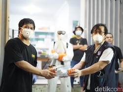 Relawan Mahasiswa Sterilisasi Sejumlah Klinik dan RS di Makassar