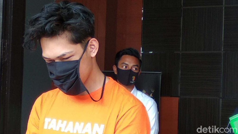 Ini Tampang Ferdian Paleka Berbaju Tahanan YouTuber Ferdian Paleka berhasil ditangkap polisi usai kabur beberapa hari. Begini tampak Ferdian saat memakai baju tahanan.