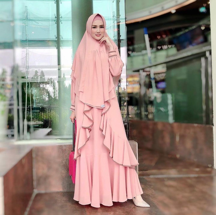 <p>Mulan Jameela sempat dikenal sebagai penyanyi seksi. Namun kini istri Ahmad Dhani itu berhijab besar dan berpakaian yang menutup aurat. (Foto: Instagram/mulanjameela1)</p>