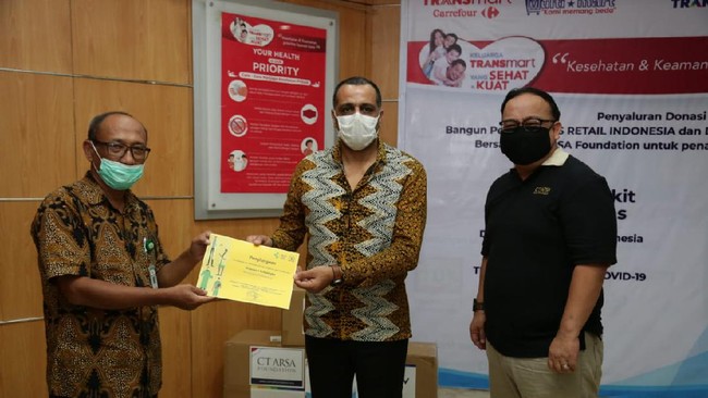 Penyerahan bantuan apd dari trans retail, transmedia dan ct arsa, jakarta, jumat (9/5). Dok. transmedia