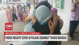 VIDEO: Pasien Negatif Covid-19 Pulang Disambut Tangis Bahagia