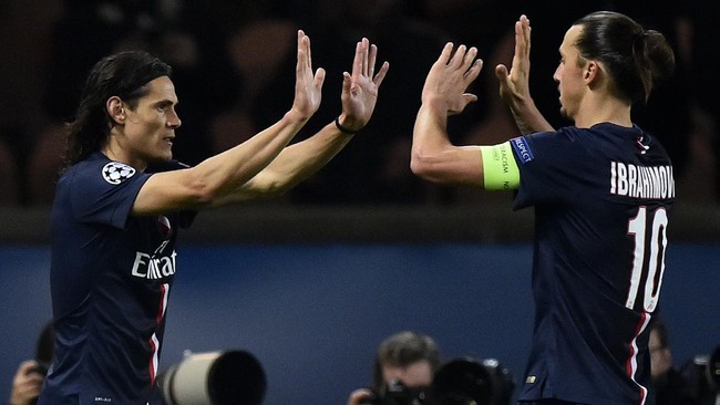 Paris Saint-Germain's Uruguyan forward Edinson Cavani (L) celebrates with Paris Saint-Germain's Swedish forward Zlatan Ibrahimovic (R) after scoring a goal  during the UEFA Champions League group F football match between Paris Saint-Germain and Ajax Amsterdam on November 25, 2014 at the Parc des Princes stadium in Paris.   AFP PHOTO / FRANCK FIFE (Photo by FRANCK FIFE / AFP)