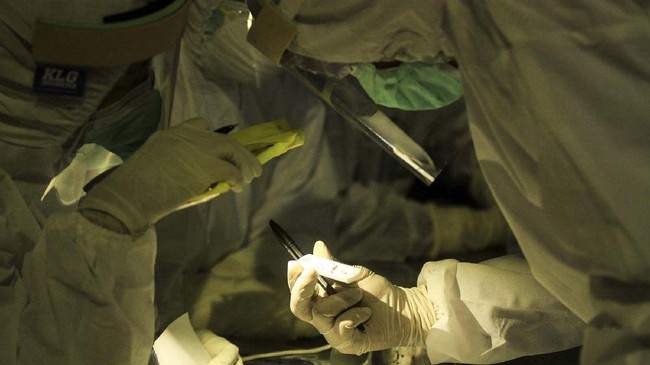 Petugas kesehatan melakukan tes diagnostik cepat atau rapid test COVID-19 kepada sejumlah jamaah di kawasan Masjid Besar Nurul Huda, Waru, Sidoarjo, Jawa Timur, Jumat (8/5/2020). Rapid test kepada jamaah masjid usai shalat Tarawih tersebut digelar untuk mencegah penyebaran COVID-19. ANTARA FOTO/Umarul Faruq/wsj.