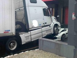 Karma Bos Tak Bayar Gaji Karyawan, Ferrari-nya Ringsek Dilindas Truk