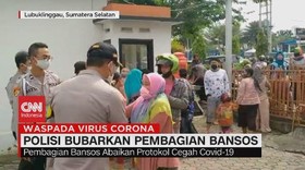 VIDEO: Abaikan Protokol, Polisi Bubarkan Pembagian Bansos