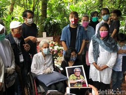 Senyum Haru Istri Kenang Kegigihan Akting Adi Kurdi