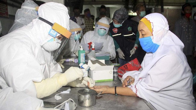 Petugas kesehatan melakukan tes diagnostik cepat atau rapid test COVID-19 kepada sejumlah jamaah di kawasan Masjid Besar Nurul Huda, Waru, Sidoarjo, Jawa Timur, Jumat (8/5/2020). Rapid test kepada jamaah masjid usai shalat Tarawih tersebut digelar untuk mencegah penyebaran COVID-19. ANTARA FOTO/Umarul Faruq/wsj.