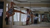 Berlatih Tari Tiang Lewat Media Daring In this Thursday, April 30, 2020 photo, Tuba Parlak, 39, a pole dancing performer and instructor performs at her studio in Istanbul, during an online training session for students watching from home, due to the coronavirus restrictions. To stem the spread of COVID-19, Turkey closed down sports facilities in March but Parlak's students continued their pole lessons, using video conferencing. For students not having a pole at home, Parlak has designed a special programme to make sure they stay strong and fit. (AP Photo/Emrah Gurel)
