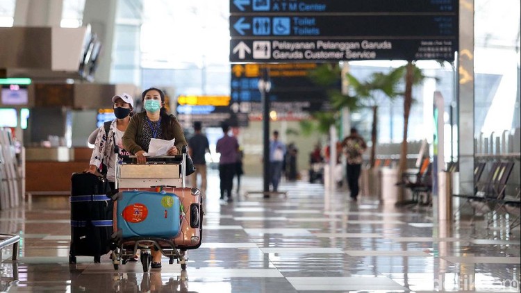 Akses moda transportasi kembali dibuka oleh Kemenhub usai ditutup. Namun, sejumlah terminal hingga bandara terlihat masih sepi di berbagai wilayah.