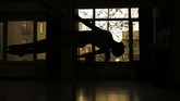 Berlatih Tari Tiang Lewat Media Daring In this Thursday, April 30, 2020 photo, Tuba Parlak, 39, a pole dancing performer and instructor warms-up at her studio in Istanbul, as she prepares for an online training session for students at home, due to the coronavirus restrictions. To stem the spread of COVID-19, Turkey closed down sports facilities in March but Parlak's students wanted to continue their pole lessons. Using video conferencing, Parlak teaches the vigorous exercise from her studio in Istanbul's hip Cihangir district. (AP Photo/Emrah Gurel)