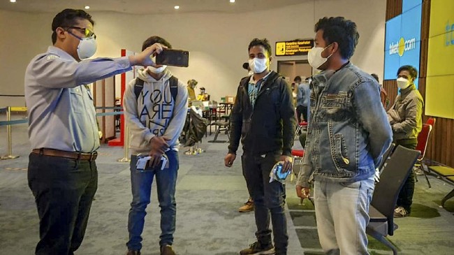 Warga Negara Indonesia (WNI) yang menjadi anak buah kapal (ABK) Long Xing 629 tiba di Terminal 3 Bandara Soekarno Hatta, Tangerang, Banten, Jumat (8/5/2020). Sebanyak 14 WNI ABK yang diduga mengalami eksploitasi di kapal berbendera China tersebut tiba di Indonesia dan akan menjalani karantina kesehatan di asrama milik Kementerian Sosial. ANTARA FOTO/Hasnugara/Zan/wsj.