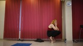 Berlatih Tari Tiang Lewat Media Daring In this Thursday, April 30, 2020 photo, Aybuke Yanar, 21, a pole dancing trainee watches her instructor, Tuba Parlak, a pole dancing performer and instructor giving an online training session to students at home, at her studio in Istanbul. To stem the spread of COVID-19, Turkey closed down sports facilities in March but Parlak's students wanted to continue their pole lessons. Using video conferencing, Parlak teaches the vigorous exercise from her studio in Istanbul's hip Cihangir district. (AP Photo/Emrah Gurel)