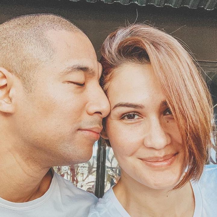 <p>Dalam berbagai kesempatan, nampaknya Marcell lebih memilih mengekspresikan rasa sayang dengan mencium istrinya. Rima pun terlihat cantik meski tanpa riasan. (Foto: Instagram @rimamelati)</p>