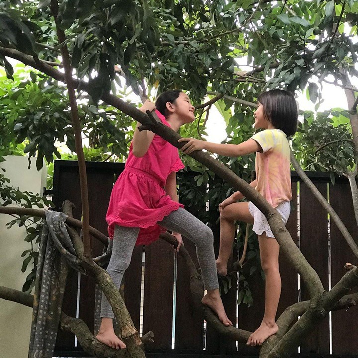 <p>Aduh, lain lagi dengan permainan anak perempuan di keluarga The Bramantyo. Kakak Kana dan Kala malah asyik manjat pohon. Awas jatuh ya! (Foto:Instagram @zaskiaadyamecca)</p>