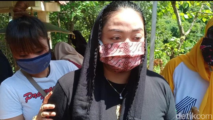 Istri kedua Didi Kempot, Yan Vellia ziarah ke makam sang suami. Meski tak kuasa menahan kesedihan, ia mengaku ikhlas atas berpulangnya sang legenda campursari.