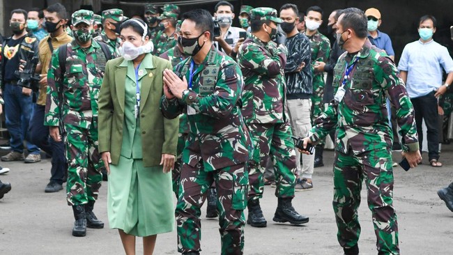KSAD Jenderal TNI Andika Perkasa (ketiga kiri) didampingi istri Diah Erwiany (kedua kiri) tiba untuk mengikuti pelepasan jenazah dari Mantan Panglima TNI Jenderal TNI (Purn) Djoko Santoso di rumah duka kawasan Bambu Apus Raya, Jakarta Timur, Minggu (10/5/2020). Jenderal TNI (Purn) Djoko Santoso meninggal dunia usai dirawat di Rumah Sakit Pusat Angkatan Darat (RSPAD) Gatot Soebroto, Jakarta Pusat, karena mengalami pendarahan otak. ANTARA FOTO/M Risyal Hidayat/foc.