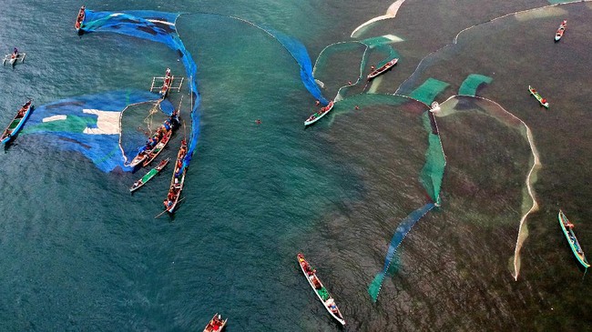 Nelayan di Gorontalo Utara tetap melaut meski ada potensi tsunami. BMKG imbau masyarakat tenang dan waspada, dengan jalur evakuasi telah disiapkan.