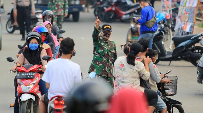 Petugas menertibkan warga yang tidak menggunakan masker saat melintas di jalan Yos Sudarso, Indramayu, Jawa Barat, Minggu (10/5/2020). Penertiban tersebut terkait penerapan Pembatasan Sosial Berskala Besar (PSBB) di Indramayu untuk memutus rantai penyebaran COVID-19. ANTARA FOTO/Dedhez Anggara/aww.