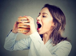 4 Dampak Makan Berlebihan Saat Sahur, Mengantuk hingga Cepat Lapar Lagi