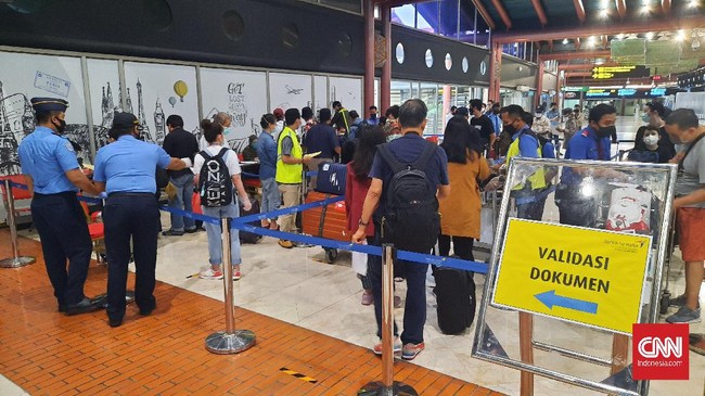 Puluhan calon penumpang dari sejumlah maskapai penerbangan tengah mengantre di terminal 2 gate 5 Bandara Soetta untuk menjalani proses pengecekan berkas kelengkapan sebagai syarat penerbangan.