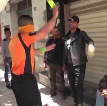 Lawan Corona, Pria di Tunisia Jadi 'Wasit' Physical Distancing