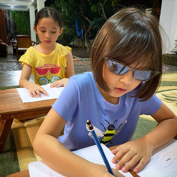 <p>Siapa yang ketawa begitu melihat foto Kala yang satu ini? Sekolah dari rumah jadi menyenangkan karena bisa bergaya sesuka hati, termasuk pakai kacamata hitam. (Foto:Instagram @zaskiaadyamecca)</p>