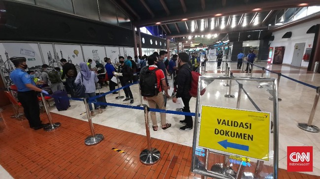 Calon penumpang pesawat wajib menunjukkan hasil tes antigen atau PCR di 742 laboratorium yang telah terdaftar di Kemenkes mulai 12 Juli 2021.