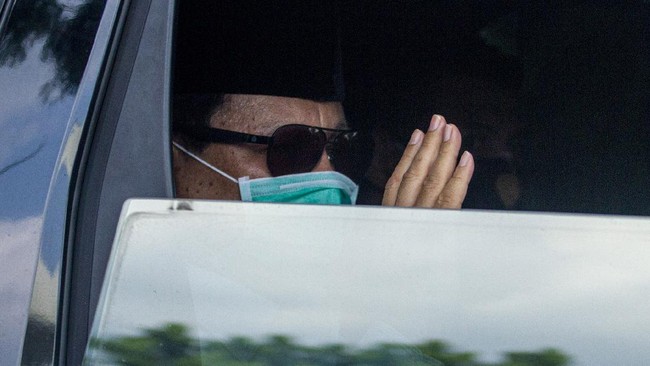 Menteri Pertahanan Prabowo Subianto memberi salam saat menghadiri prosesi pemakaman mantan Panglima TNI Jenderal (Purn) Djoko Santoso di San Diego Hills Memorial Park, Karawang, Jawa Barat, Minggu (10/5/2020). Mantan Panglima TNI Jenderal (Purn) Djoko Santoso meninggal dunia di usia 67 tahun pada Minggu (10/5/2020) pukul 06:30 WIB karena sakit. ANTARA FOTO/M Ibnu Chazar/aww.