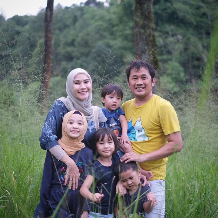 <p>Selama di Yogyakarta, keluarga mereka jadi lebih sering mengeksplore alam nih, Bunda. Anak-anak pun jadi lebih bebas bermain rerumputan dan udara yang segar ya. (Foto: iStock @zaskiaadyamecca)</p>