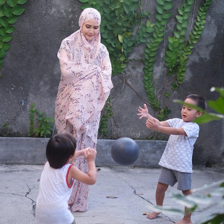 <p>Anak-anak pun terlihat happy bisa main bola di halaman rumah. Meskipun Bia jadi terganggu nih, saat mau pemotretan produk mukena. He-he-he. (Foto:Instagram @zaskiaadyamecca)</p>