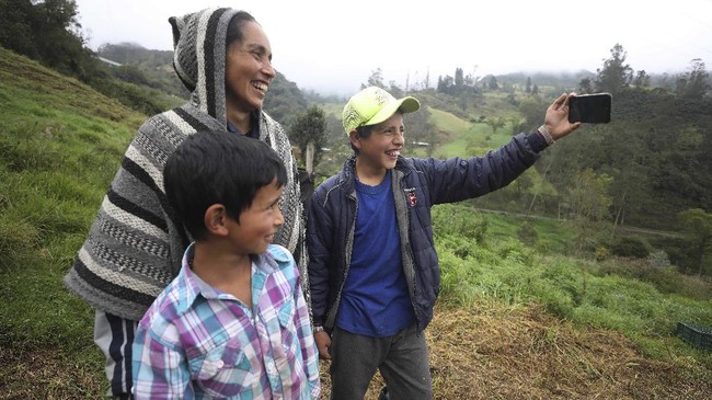 FOTO: Petani di Kolombia Coba Peruntungan Jadi Youtuber