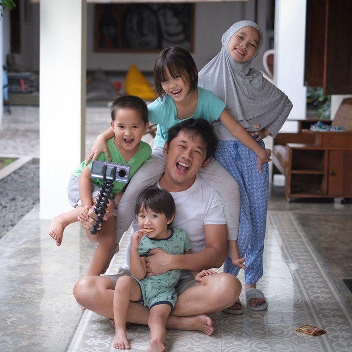 <p>Menghabiskan waktu #dirumahaja dimanfaatkan Hanung untuk membuat film pendek bersama keempat anaknya. Kana, Kala, Kaba dan Kata. (Foto:Instagram @zaskiaadyamecca)</p>