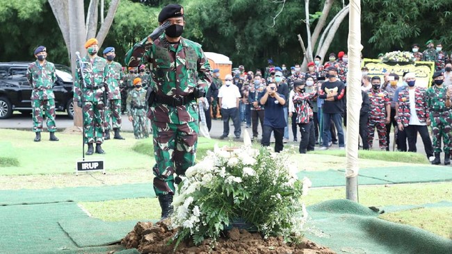 Panglima TNI Marsekal TNI Dr. (H.C) Hadi Tjahjanto, S.I.P. memimpin upacara pemakaman secara militer mantan Panglima TNI periode 2007-2010 Jenderal TNI (Purn) Djoko Santoso di Tempat Pemakaman Umum (TPU) San Diego Hills, Karawang, Jawa Barat, Minggu (10/5/2020).