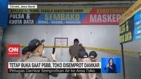 VIDEO: Tetap Buka Saat PSBB, Toko Disemprot Damkar