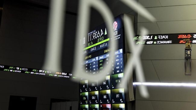 Indeks harga saham gabungan (IHSG) menguat 0,06 persen ke 6.824 pada Kamis (22/12) sore.