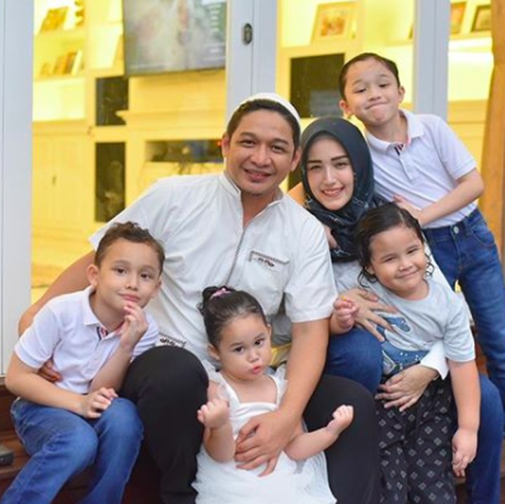 Semoga cepat berkumpul lagi ya, Pasha dan Adelia sekeluarga. (Foto: Instagram @adeliapasha)