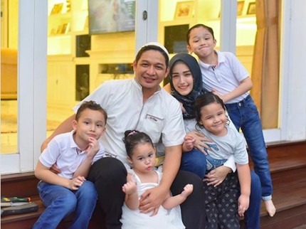 7 Foto Keluarga Pasha Ungu & Adelia, Terpaksa LDR-an Saat Ramadhan