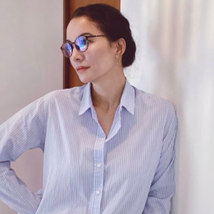 <p>Saat harus <em>lockdown</em> karena pandemi Corona, Nadya melakukan apa saja untuk mengusir rasa bosan. Termasuk pakai <em>outfit</em> ini meskipun cuma di rumah saja. (Foto: Instagram @nadyahutagalung)</p>