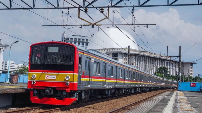Rangkaian KRL Commuterline melintas di samping masjid Istiqlal, Jakarta Pusat, Kamis (16/4/2020). Gubernur Jawa Barat, Ridwan Kamil mengusulkan melakukan uji coba penghentian sementara Commuter line pada Sabtu 18/4/2020 untuk mendukung penerapan pembatasan sosial berskala besar (PSBB) dalam pencegahan wabah Corona (COVID-19). ANTARA FOTO/Paramayuda/aww.
