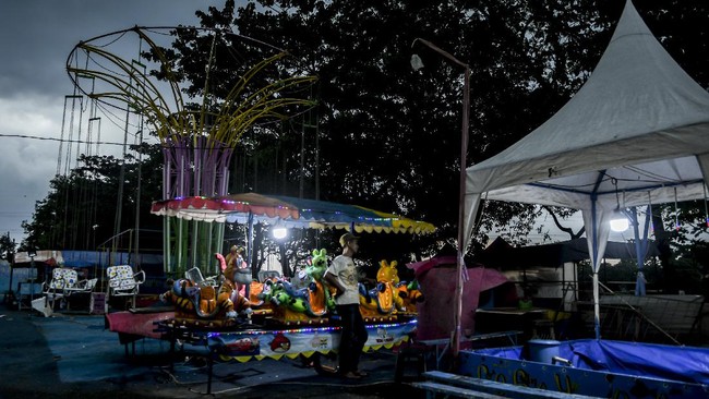 Satuan Tugas Penanganan COVID-19 Garut membubarkan kegiatan pasar malam yang digelar di kawasan perkotaan Kabupaten Garut, Jawa Barat, Sabtu malam, (8/5)
