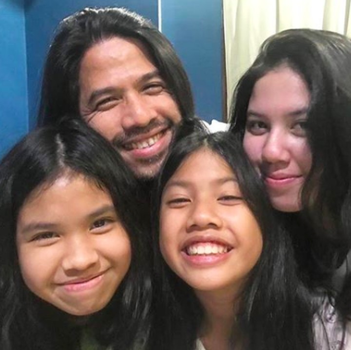 <p>Ganteng sendirian! Ayah Ariyo memang dekat dengan ketiga putrinya. Kompak ya gondrong semua he he he... (Foto: Instagram @ariyowahab)</p>