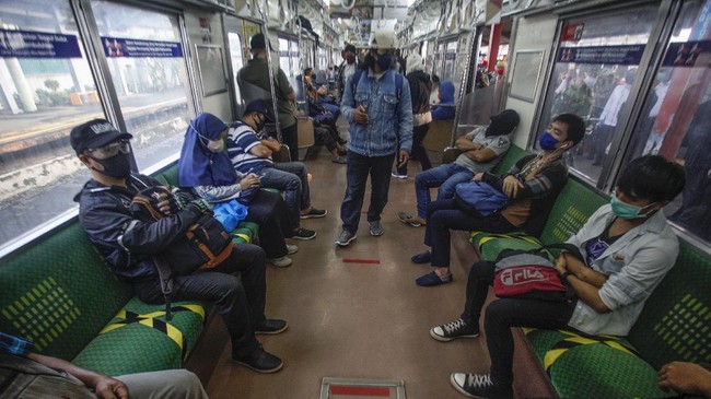 Suasana KRL Commuter Line di  Bogor, Jawa Barat, Senin (20/4/2020). Badan Pengelola Transportasi Jabodetabek (BPTJ) menyatakan Pengguna transportasi di wilayah Jakarta, Bogor, Depok, Tangerang, dan Bekasi (Jabodetabek) menurun selama pandemi COVID-19 di Indonesia. ANTARA FOTO/Yulius Satria Wijaya/hp.